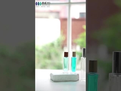 Luksusowa biała, błyszcząca butelka z logo